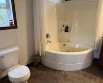 08-ensuite-jetted-tub.jpg
